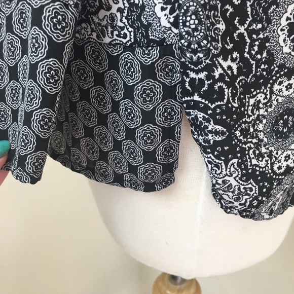 Offer DR2 black white boho mandala print long sleeve top size small - Picture 6 of 11